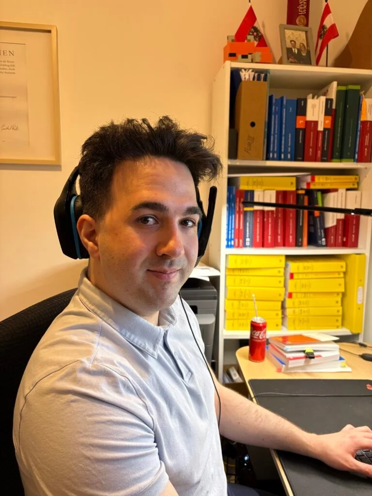 Ing. Mag. Nicolai Helldorff im Homeoffice vor juristischer Fachliteratur